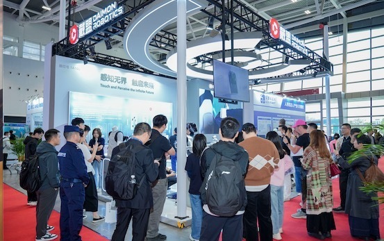 三叶草策略 是分拣员也是穿搭达人，戴盟亮相广州机器人展